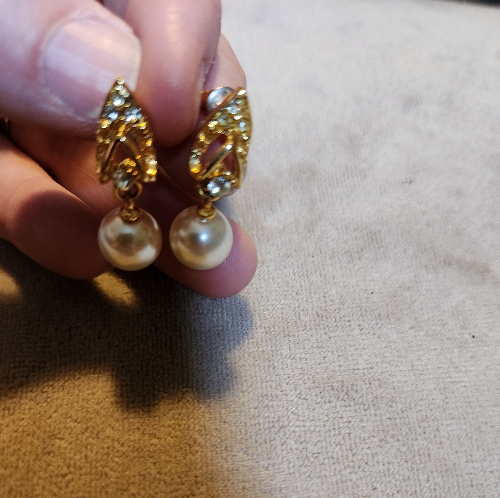 Elegant Gold and Cream Pearl Earrings